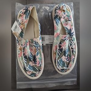 Sanuk size 9 NWT Donna sidewalk surfers